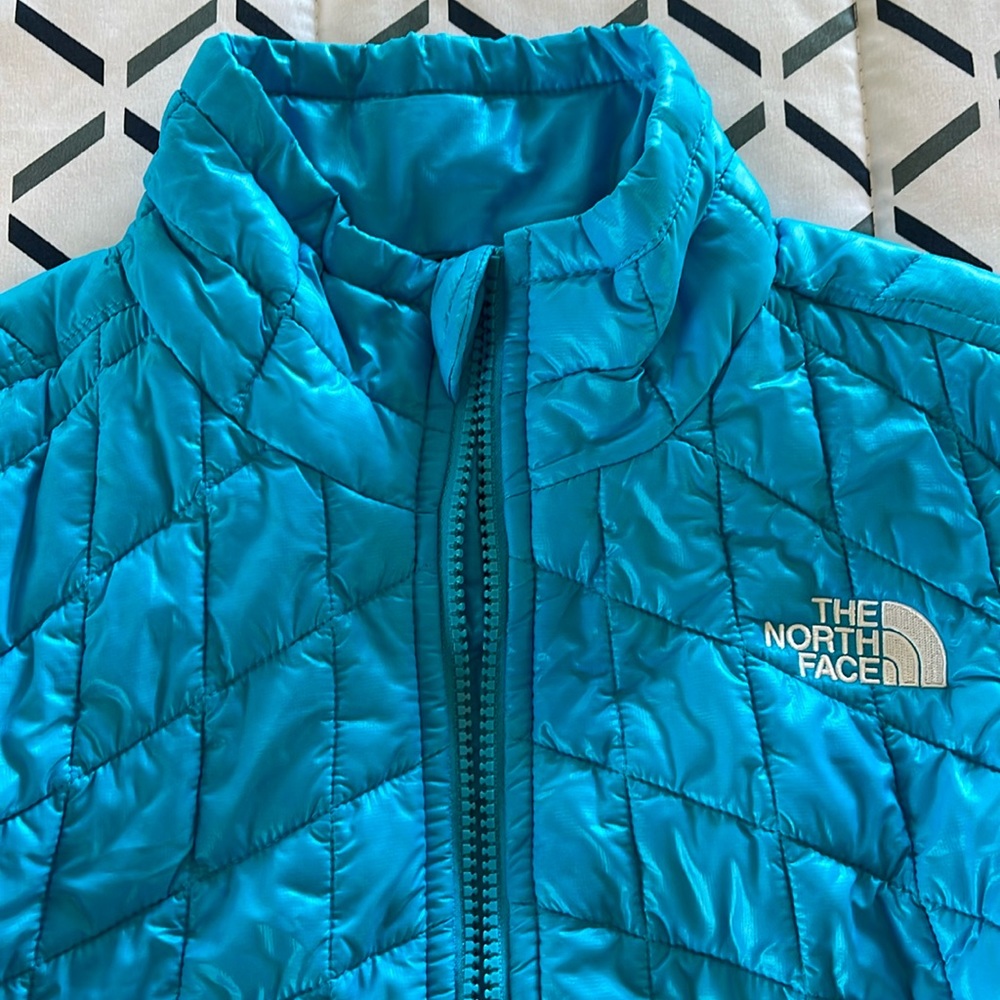 Girls The North Face jacket teal in color